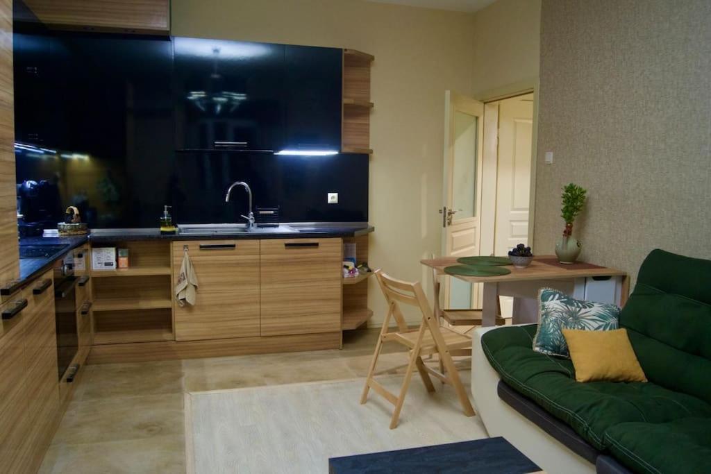 Cozy 2Br Oasis In Central Burgasz Kültér fotó